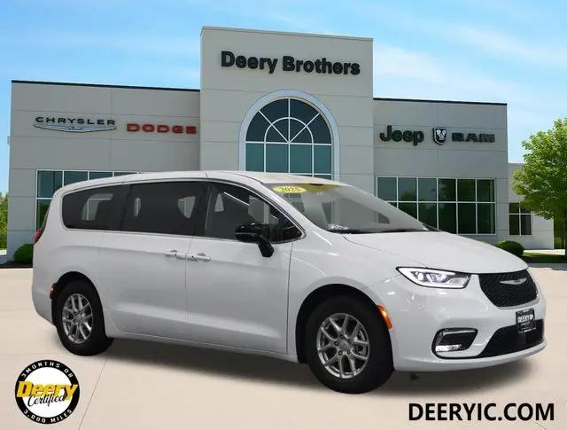 2025 Chrysler Pacifica Select for sale in Iowa City, IA