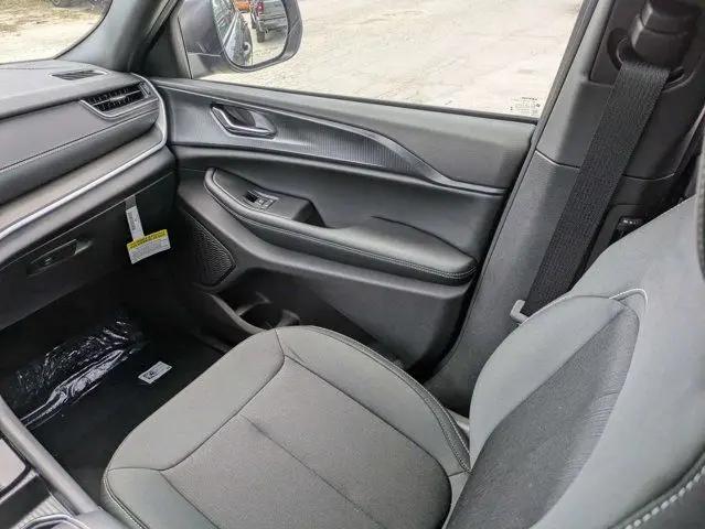 2026 Jeep Grand Cherokee L Laredo 4x2