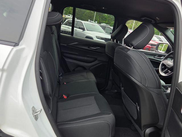 2025 Jeep Grand Cherokee Laredo 4x2