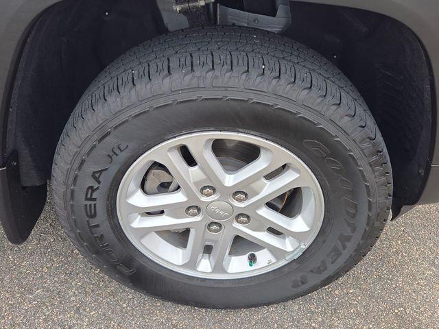 2025 Jeep Grand Cherokee Laredo 4x2