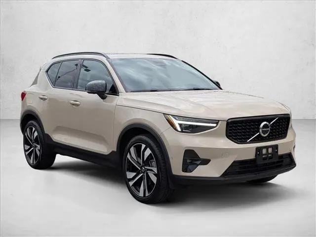 2025 Volvo XC40 B5 Ultra Dark Theme
