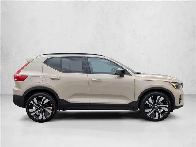 2025 Volvo XC40 B5 Ultra Dark Theme