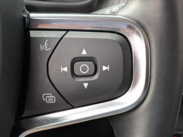 2025 Volvo XC40 B5 Ultra Dark Theme