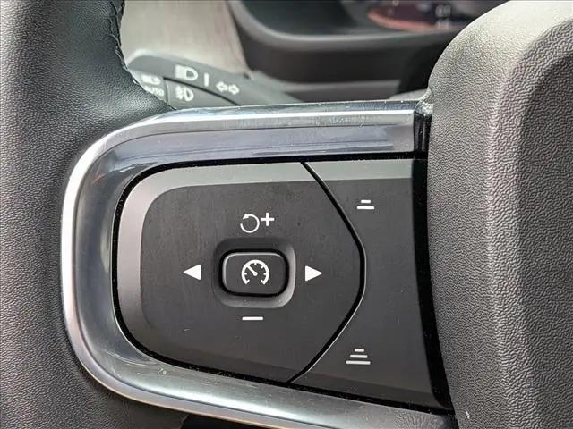 2025 Volvo XC40 B5 Ultra Dark Theme