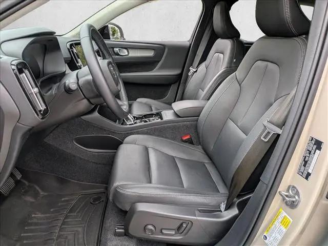 2025 Volvo XC40 B5 Ultra Dark Theme