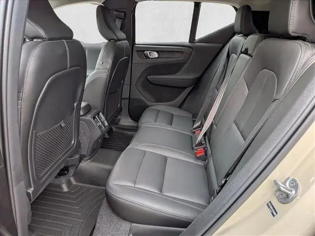 2025 Volvo XC40 B5 Ultra Dark Theme