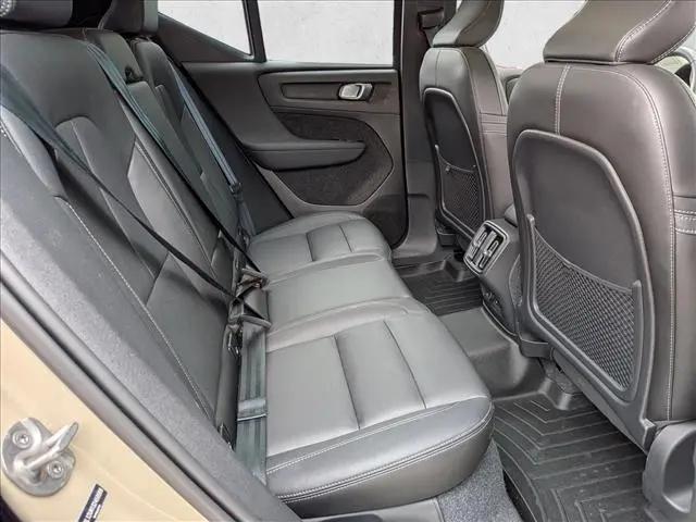 2025 Volvo XC40 B5 Ultra Dark Theme
