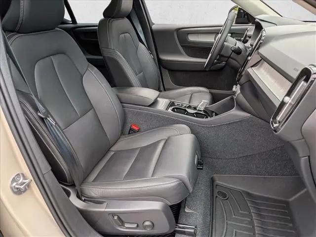 2025 Volvo XC40 B5 Ultra Dark Theme