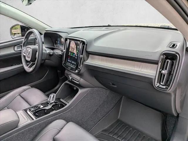 2025 Volvo XC40 B5 Ultra Dark Theme