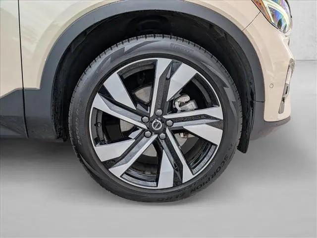 2025 Volvo XC40 B5 Ultra Dark Theme
