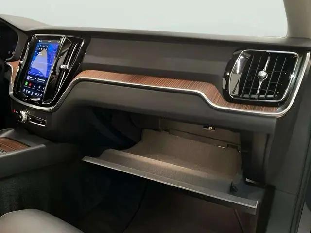 2025 Volvo V60 Cross Country Plus, B5 AWD Gas (mild hybrid)