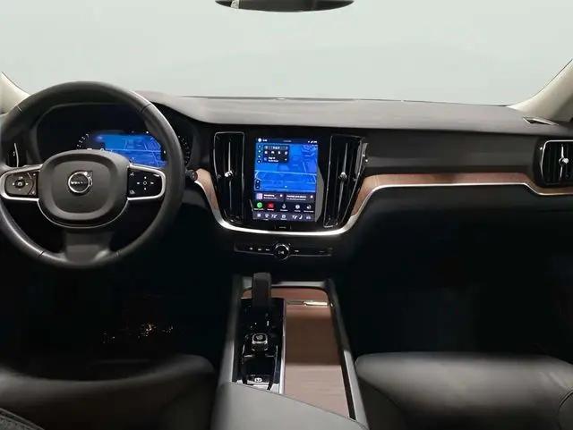 2025 Volvo V60 Cross Country Plus, B5 AWD Gas (mild hybrid)