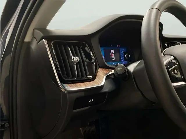2025 Volvo V60 Cross Country Plus, B5 AWD Gas (mild hybrid)