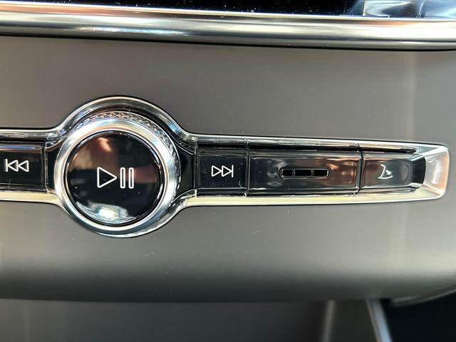 2026 Volvo XC90 Core, B5 AWD Gas (mild hybrid), Gasoline, Bright, 7 Seats