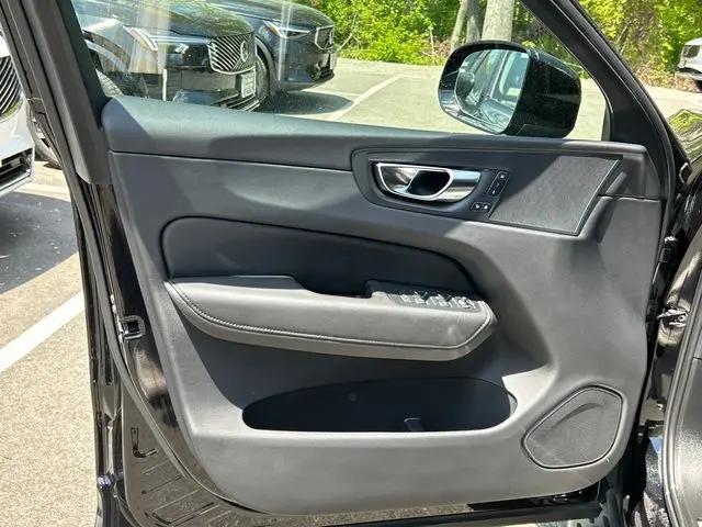 2024 Volvo XC60 B5 Core Dark Theme