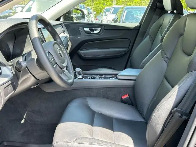 2024 Volvo XC60 B5 Core Dark Theme