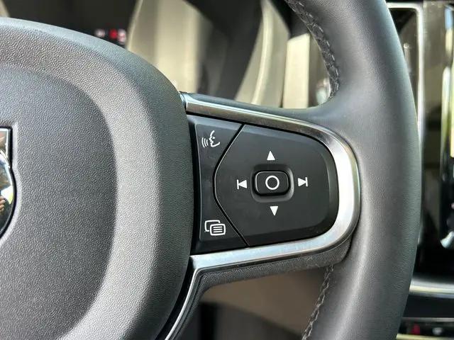 2024 Volvo XC60 B5 Core Dark Theme