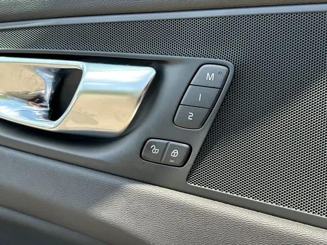 2024 Volvo XC60 B5 Core Dark Theme