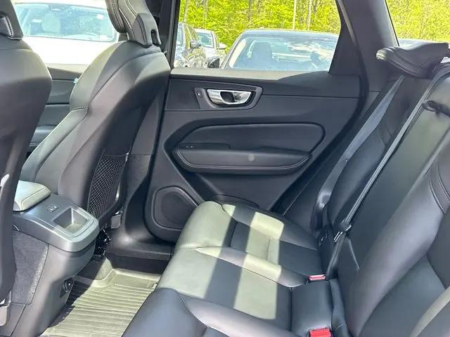 2024 Volvo XC60 B5 Core Dark Theme