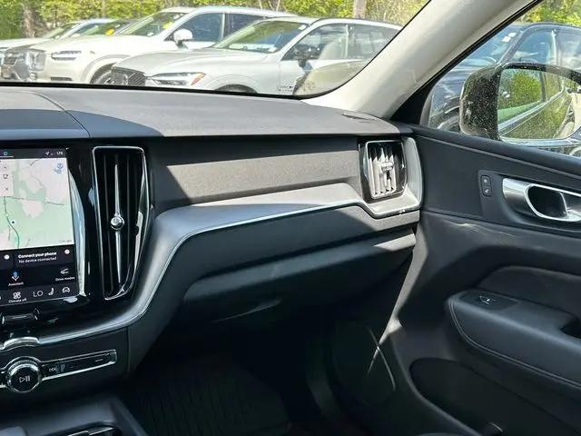 2024 Volvo XC60 B5 Core Dark Theme