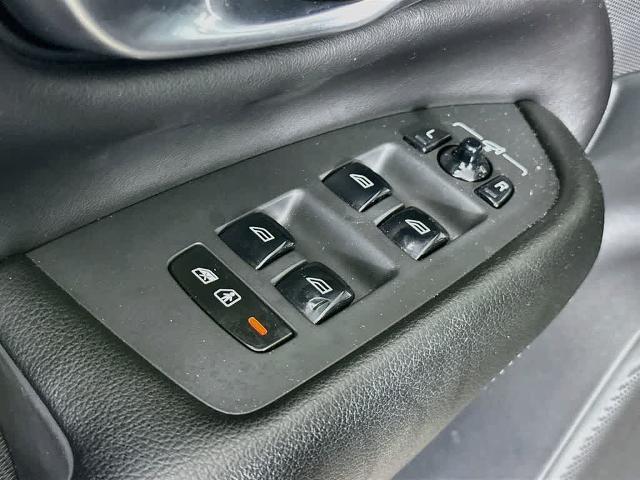 2022 Volvo XC90 T5 Momentum 7 Passenger
