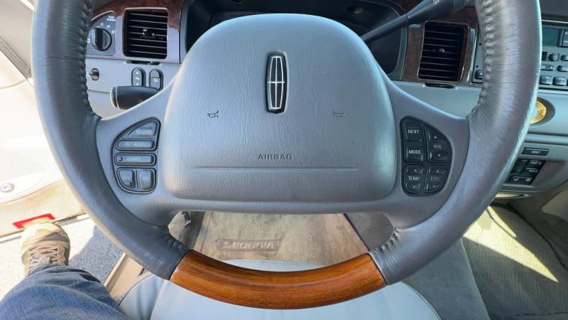 2001 Lincoln Town Car Cartier