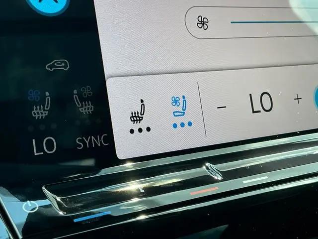 2026 Volkswagen Atlas Cross Sport SE with Technology