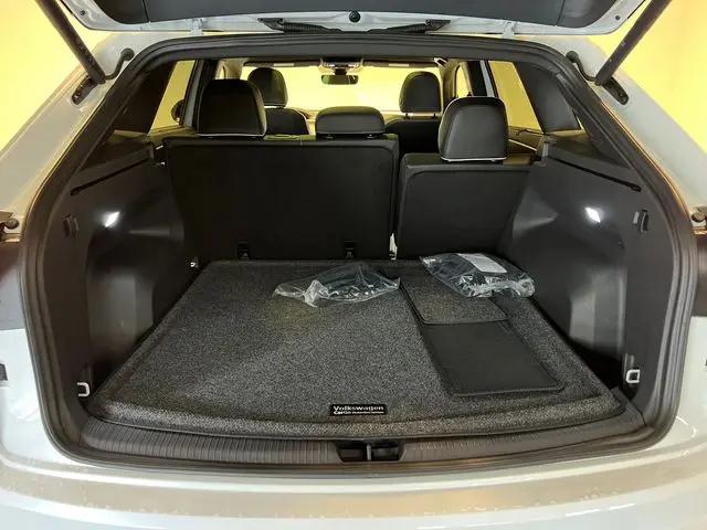 2026 Volkswagen Atlas Cross Sport SEL Premium R-Line