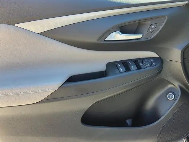 2026 Buick NV Avenir FWD
