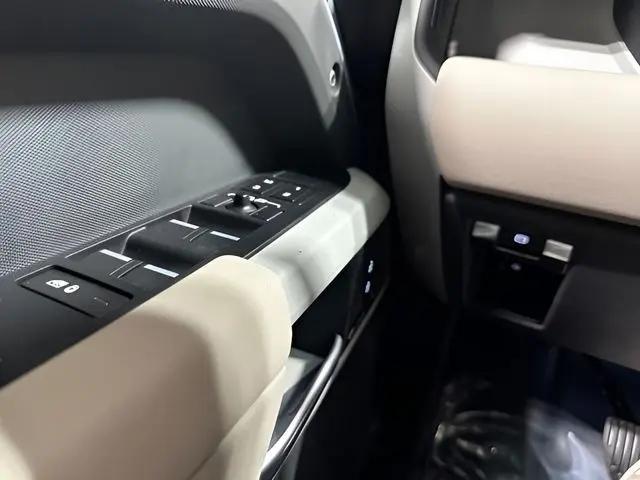 2023 Land Rover Defender 110 SE