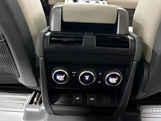 2023 Land Rover Defender 110 SE