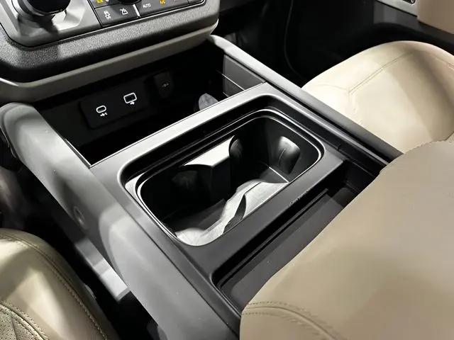 2023 Land Rover Defender 110 SE