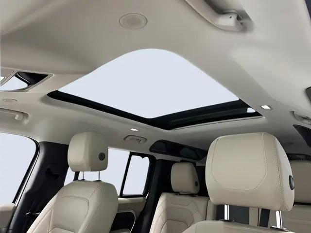 2023 Land Rover Defender 110 SE