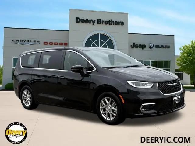 2025 Chrysler Pacifica Select for sale in Iowa City, IA