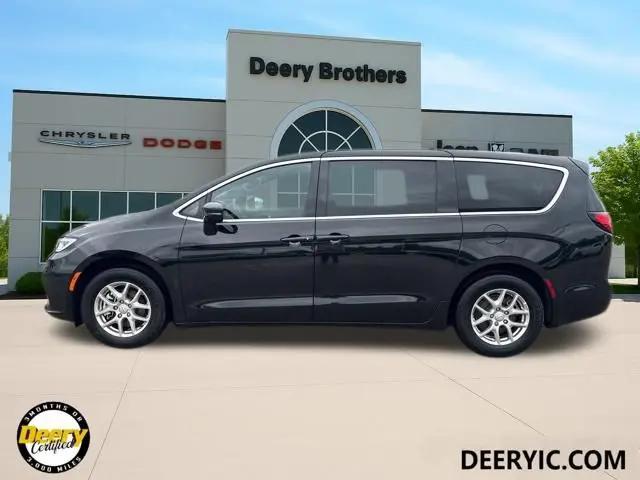 2025 Chrysler Pacifica Select