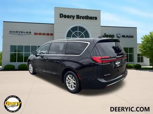 2025 Chrysler Pacifica Select