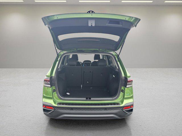 2026 Volkswagen Taos SE Black