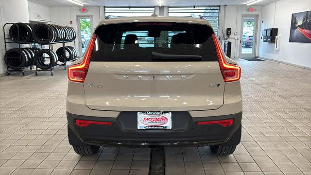 2026 Volvo XC40 Ultra, B5 AWD Gas (mild hybrid), Dark