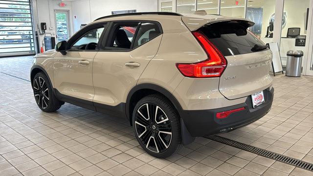 2026 Volvo XC40 Ultra, B5 AWD Gas (mild hybrid), Dark