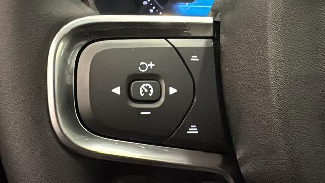 2026 Volvo XC40 Ultra, B5 AWD Gas (mild hybrid), Dark