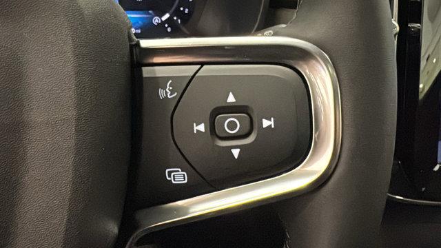2026 Volvo XC40 Ultra, B5 AWD Gas (mild hybrid), Dark