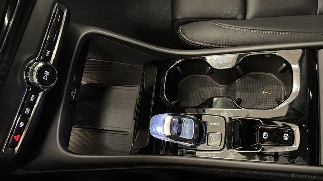 2026 Volvo XC40 Ultra, B5 AWD Gas (mild hybrid), Dark