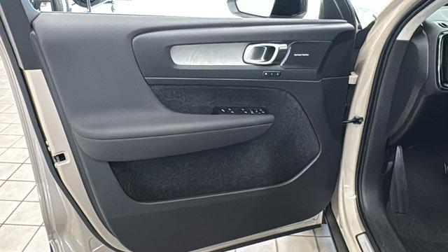 2026 Volvo XC40 Ultra, B5 AWD Gas (mild hybrid), Dark