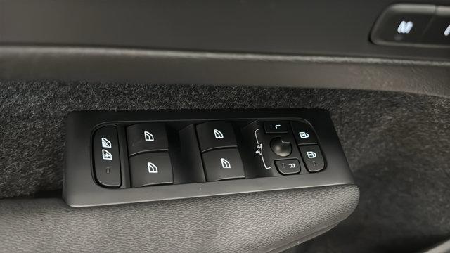 2026 Volvo XC40 Ultra, B5 AWD Gas (mild hybrid), Dark
