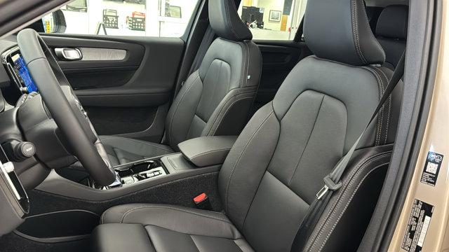 2026 Volvo XC40 Ultra, B5 AWD Gas (mild hybrid), Dark
