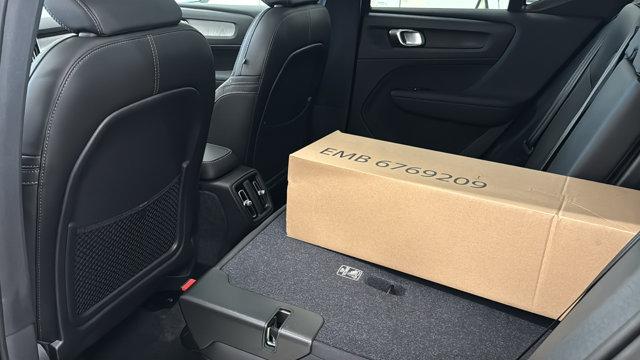 2026 Volvo XC40 Ultra, B5 AWD Gas (mild hybrid), Dark