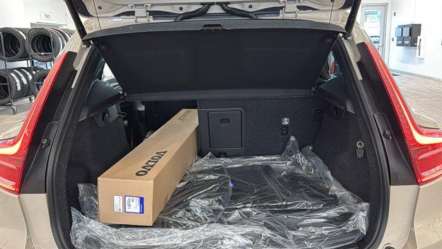 2026 Volvo XC40 Ultra, B5 AWD Gas (mild hybrid), Dark