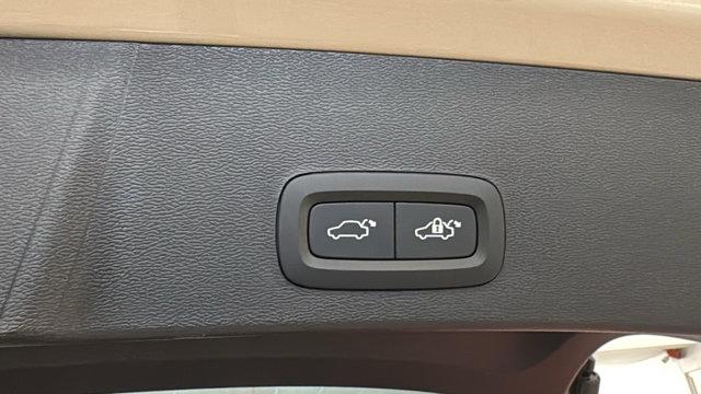 2026 Volvo XC40 Ultra, B5 AWD Gas (mild hybrid), Dark