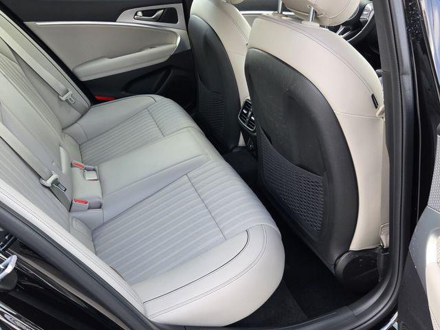 2023 Genesis G70 2.0T RWD
