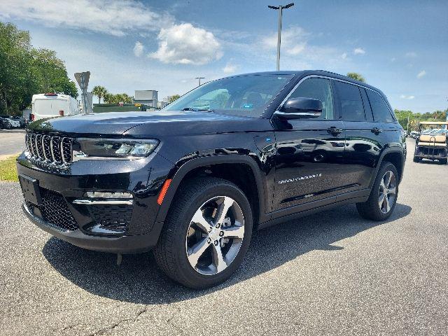2023 Jeep Grand Cherokee Base